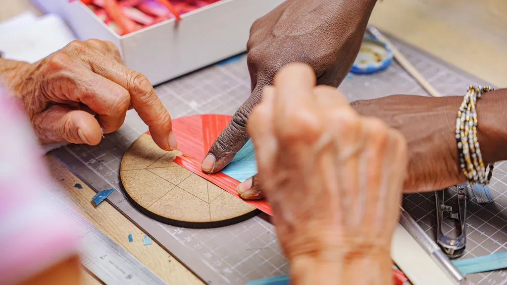Formateur montrant le geste à un stagiaire.